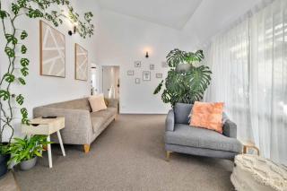 Urban Nook - Stylish Two Bedroom Hideaway - 2