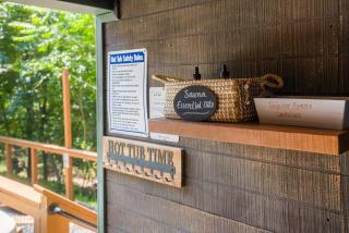 Fox&Hound Cabin: Cold Plunge, Sauna, Hot Tub, Dogs - 5