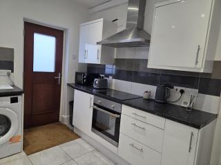 3 Bedroom House in Nottingham - 2