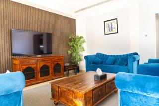 Luxury 5BR Villa with Private Pool & Lagoon Views - Ras al-Khaimah - 4