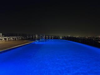 Riverside Modern Living 2B2B Apt with Parking - 1