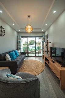 Stylish 2-Bedroom Apt, 4min Walk to Beach - RC7 - 0