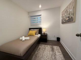 Beautiful Spacious 4BR with Parking, Near Montreal - 4