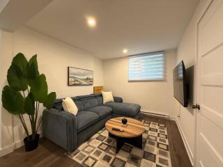 Beautiful Spacious 4BR with Parking, Near Montreal - 3