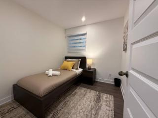 Beautiful Spacious 4BR with Parking, Near Montreal - 2