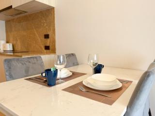 C246 New 1BR Condo with Pool, Gym &Great Location - 2