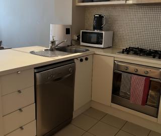 Modern Comfy Chic City Apartment in CBD Prime Spot - 5