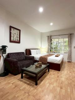 Goo Goo Hill House and Hostel - 9