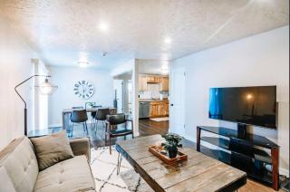 Unique DT UofU 2Bd and1Ba Duplex King Full Home - 3