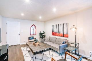 Unique DT UofU 2Bd and1Ba Duplex King Full Home - 1