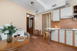 Comfortable Apartment with Parking Space by Noclegi Renters - 4