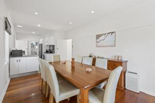 Spacious 3-Bed With Outdoor Dining Near Airport - 9