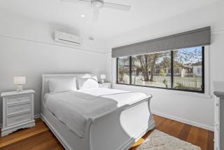 Spacious 3-Bed With Outdoor Dining Near Airport - 8