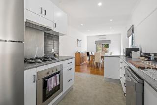 Spacious 3-Bed With Outdoor Dining Near Airport - 5