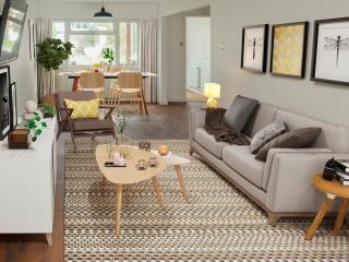 3-Bed Semi-Detached Perfect for Work & Family with Parking - 0