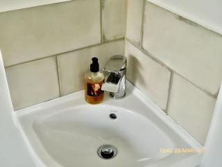 3-Bed Semi-Detached Perfect for Work & Family with Parking - 4