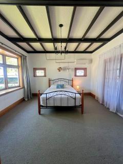 Chic 4 bedroom City Home with large Garden - 8