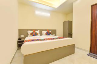 FabHotel Cozzy Stay - Indus land hospital , landscape park & morden school , D- mart - 9