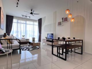 Georgetown#Beacon Executive Suite SkyPool#Luxury&Glamorous Suite#2BR#Living Room with Queen Bed - 4