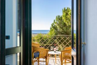 Villa Ray - Front row beachfront with garden - 9