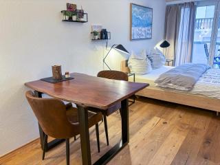 swissme - modernes Studio am Sportplatz mit Balkon & Parkplatz - 0