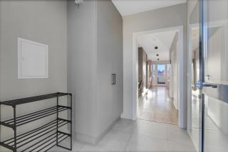 Bright and Spacious Condo Downtown - 9