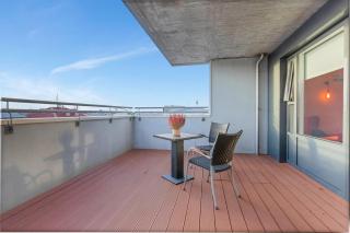 Bright and Spacious Condo Downtown - 4