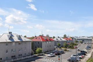 Bright and Spacious Condo Downtown - 1