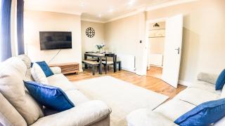 Modern 5 Bedrooms House in London - Guests up to 10 Sleeps - Business - Contractors - Families - Leisure - Fast Wi-Fi - Parking - Garden - 1