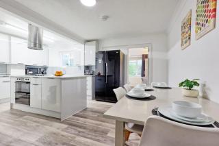 Surehaven Stays 6 Bedroom House Great for Teams - 9