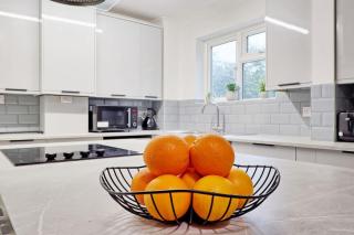 Surehaven Stays 6 Bedroom House Great for Teams - 3