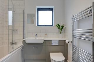 Big Discounts 4 Bed House Parking Garden - 5