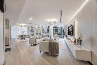 Skyline Views with Waterfront & Marina Walk - 3 BDR Apartment - 1