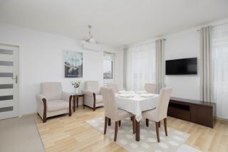 Cosy One-Bedroom Apartment with Parking & Balcony by Noclegi Renters - 7