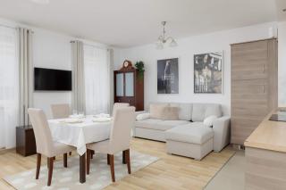 Cosy One-Bedroom Apartment with Parking & Balcony by Noclegi Renters - 9