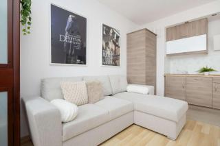 Cosy One-Bedroom Apartment with Parking & Balcony by Noclegi Renters - 3