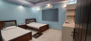 Spacious Rooms on 1st Floor Gulshan e Iqbal BLK7 - 8