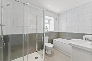 Spacious Bristol Apartment - Parking & WIFI - 4