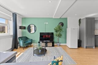 Spacious Bristol Apartment - Parking & WIFI - 1