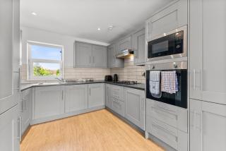 Spacious Bristol Apartment - Parking & WIFI - 3