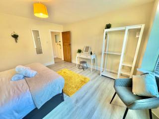 Central Three Bedroom Stay Near Beach & Town Centre - Free Parking - 5 Mins Walk to The Beach - 3