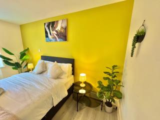 Central Three Bedroom Stay Near Beach & Town Centre - Free Parking - 5 Mins Walk to The Beach - 4