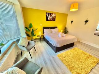 Central Three Bedroom Stay Near Beach & Town Centre - Free Parking - 5 Mins Walk to The Beach - 5