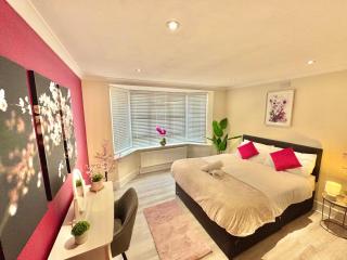 Central Three Bedroom Stay Near Beach & Town Centre - Free Parking - 5 Mins Walk to The Beach - 8