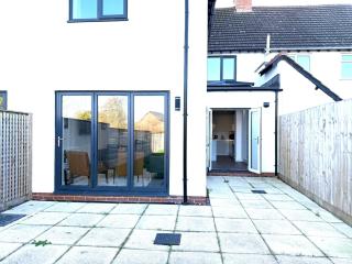 Spacious & Stunning 5 Bed Cheltenham Home - 6