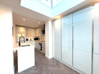 Spacious & Stunning 5 Bed Cheltenham Home - 3