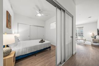 Stylish Condo Mins to Shoreline - 7