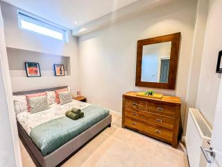 Disc Monthly Rate - 2BDR flat in Hammersmith with private Patio near Shepherd's Bush & Westfield - 3