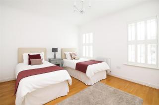 5 Bedroom 8 bed house in Bluewater Kent - 6