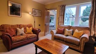East Wing Cottage - Peaceful Village Retreat with Tennis Court Access - 0